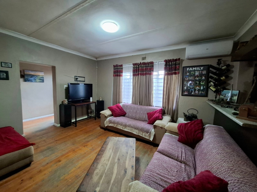 4 Bedroom Property for Sale in Oakdale Western Cape